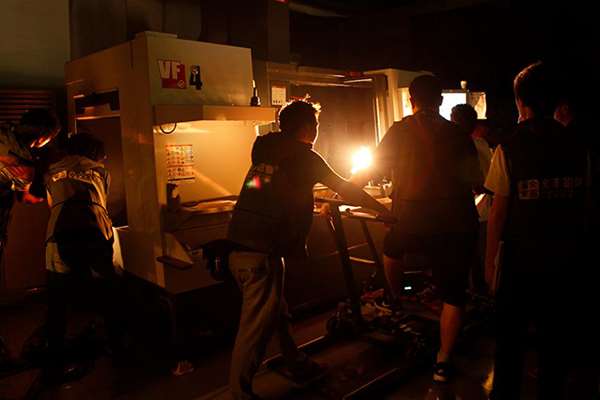 在昏暗的灯光环境的照射下；体现吉他产品三维动画的精髓；