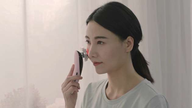 年轻的妈妈也开启了这几用美容仪的经验；