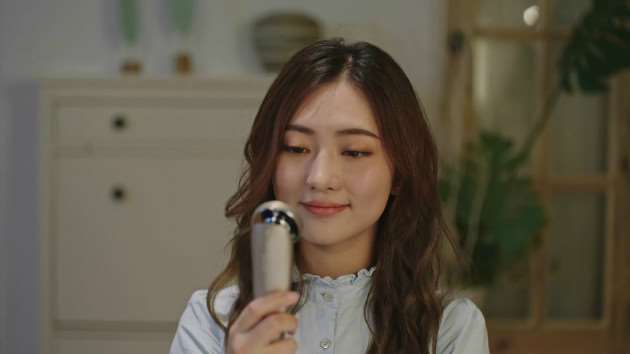 这是一位年轻的妈妈；因为繁琐的家务事容颜渐渐衰退；