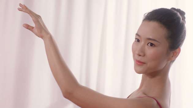 舞蹈老师展示出了最美的舞姿；面试也通过率；