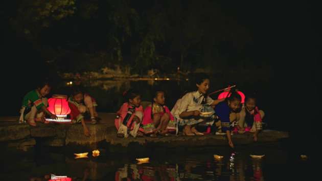 聚河放飞许愿灯；把希望种子播撒未来的路