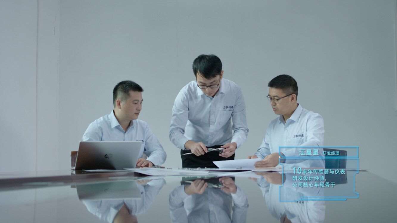 设计师一起讨论，产品设计理念和追求精益求精的匠心精神